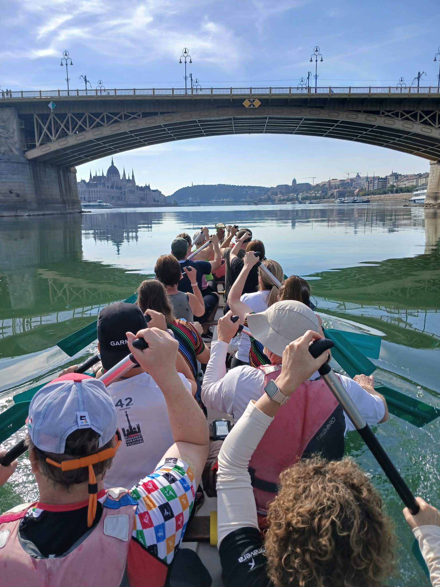 céges evezős csapat a Dunán